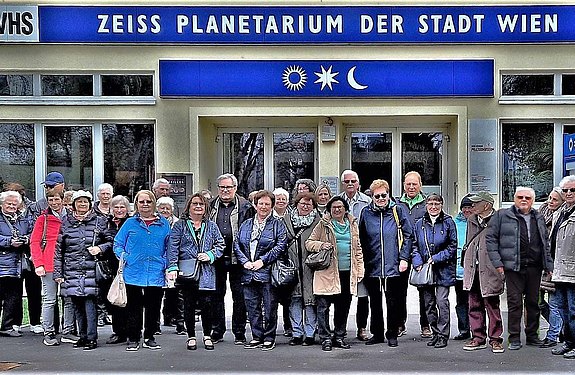 Senioren auf Besuch im Planetarium in Wien